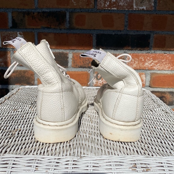 All white docs - Picture 2 of 4